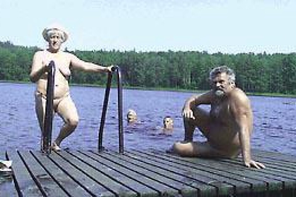 Glada tyskar passar på att svalka sin varma lekamen i Slagesnässjön. På Galaxens naturistcamping badar man naturell.