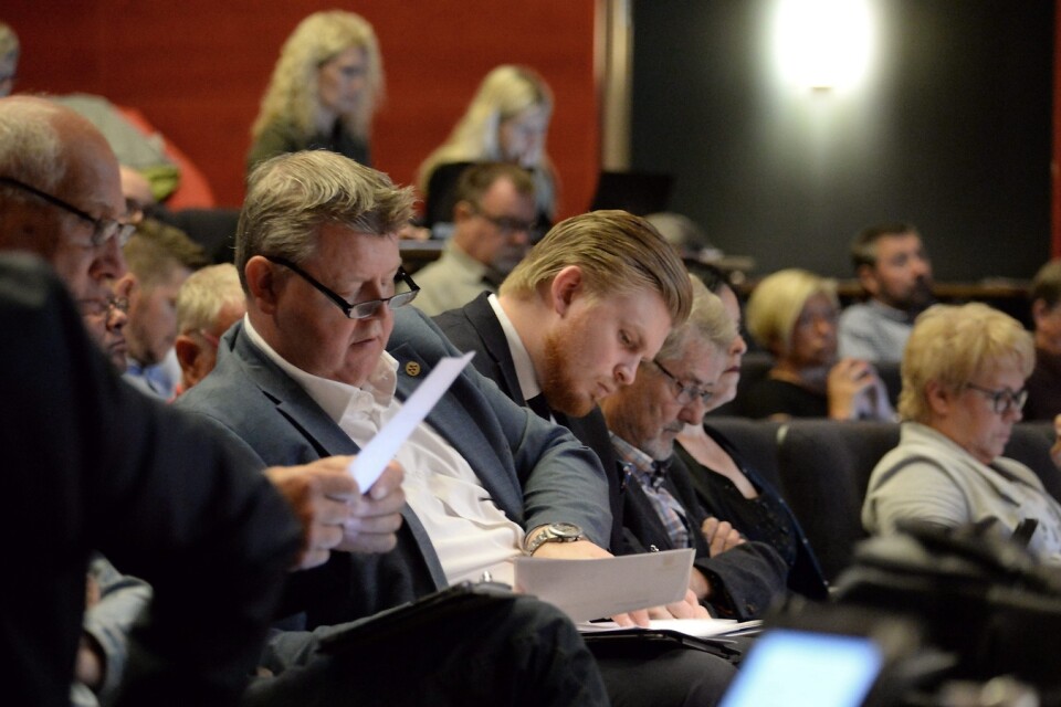 Lars Johnsson (M) i mitten flankerad av Kenny Hansson (M) och Robin Gustavsson (KD) drar upp taktiken inför omröstningen i budgetfullmäktige på måndagen.                                                                                                                          Foto: Kristina Höjendal