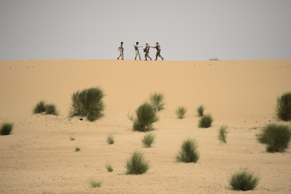 Maliska soldater hälsar på FN-soldater i Timbuktu. Arkivbild.