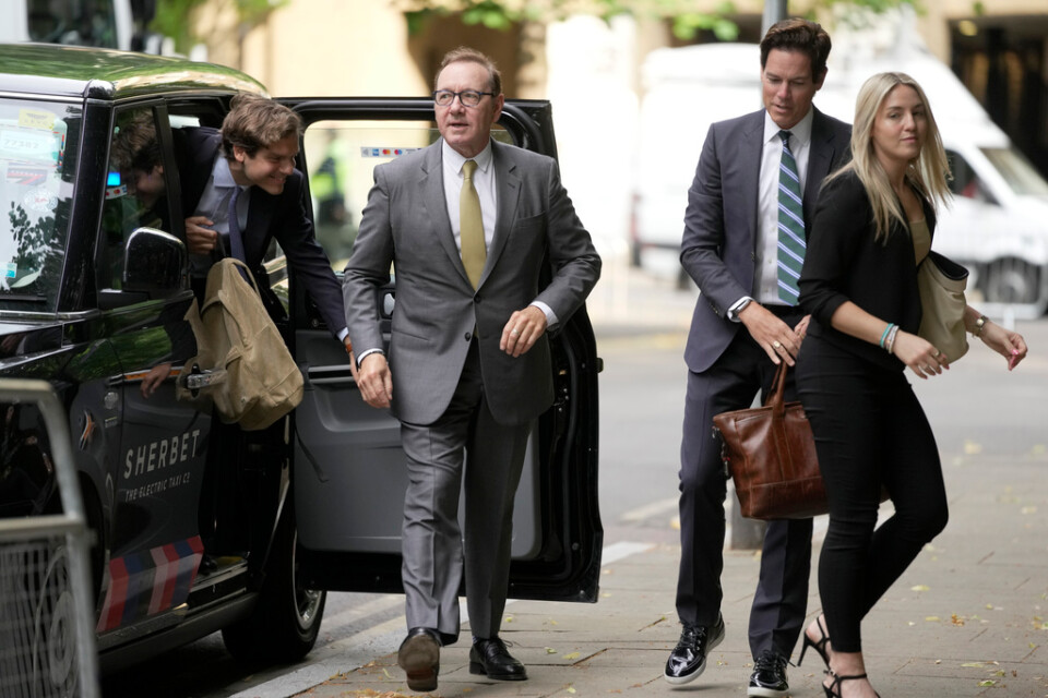 Kevin Spacey anländer till domstolen i London på rättegångens första dag. Arkivbild.