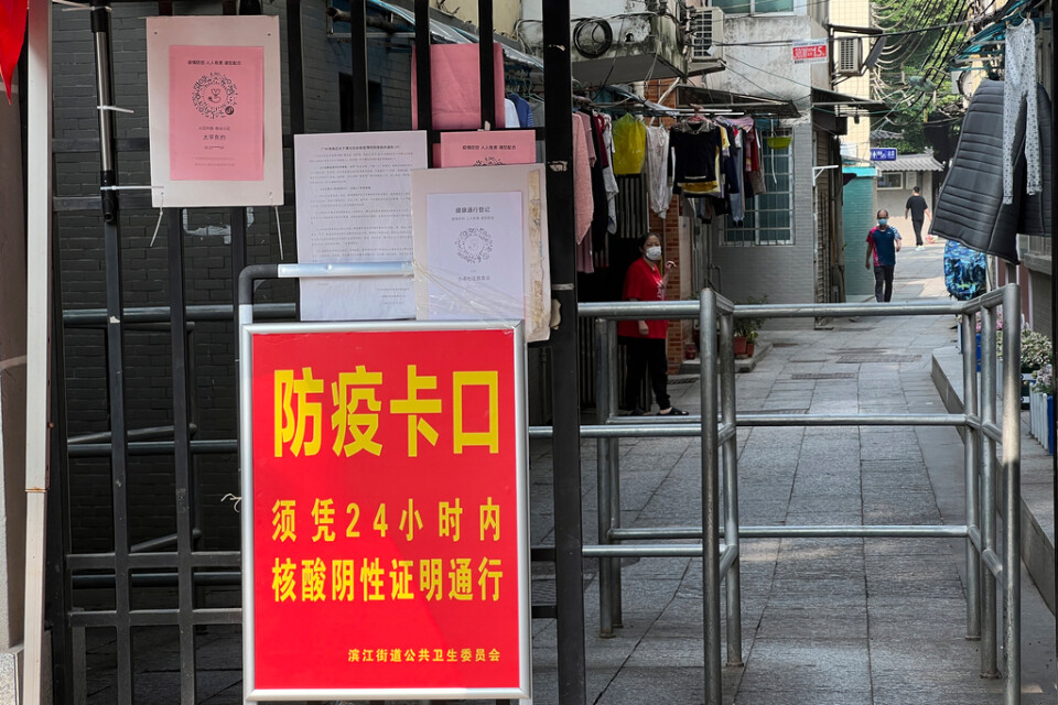 "Pandemikontroll, 24 timmar gammalt negativt covidtest krävs", lyder en skylt i ett bostadsområde i Haizhu-distriktet i Guangzhou i Kina.