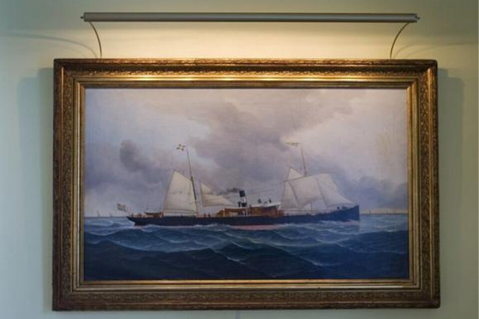 Prästgårdens väggar pryds bland annat av denna målning av ångfartyget S/S Frans från slutet av 1800-talet.