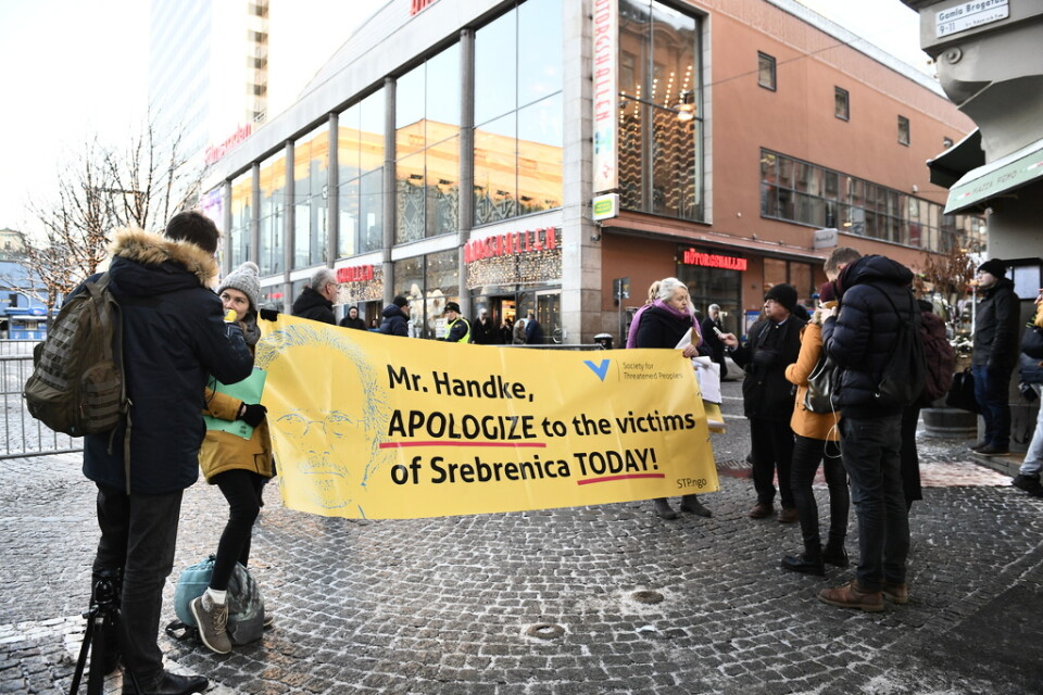 Demonstranter på Hötorget i Stockholm protesterar under tisdagen mot att författaren Peter Handke tilldelas Nobelpriset i litteratur. Under tisdagskvällen sker ännu en manifestation på Norrmalmstorg.