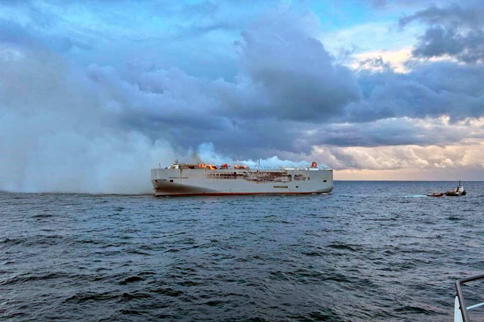 Branden på fraktfartyget Fremantle Highway utanför Nederländernas kust har släckts, uppger nederländska myndigheter. Arkivbild.