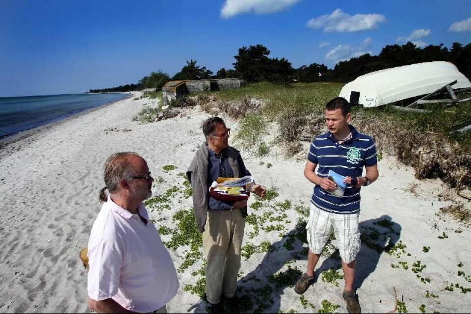 Jobbar för stränderna Claes Westlin, Patrick Verhaegen och Per-Anders Bengtsson i Beddinge strandskyddsförening arbetar för att minimera erosionens skadeverkningar.