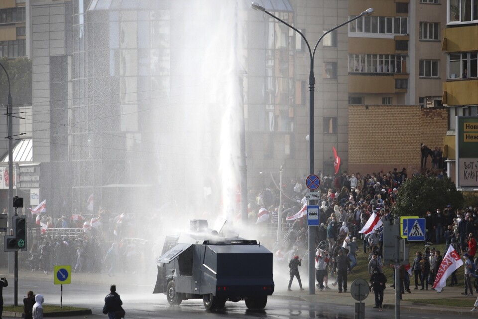 Polisen använder vattenkanon mot demonstranter i Minsk.