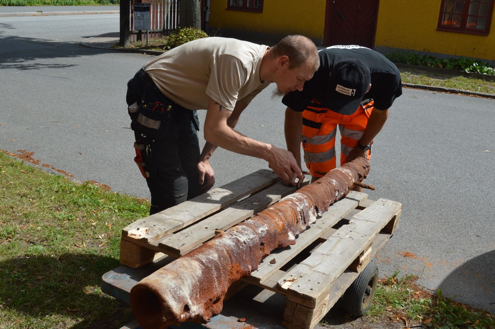 Jimmy Håkansson från Regionmuseet och Tony Björk från Sydsvensk Arkeologi undersökte kanonen.