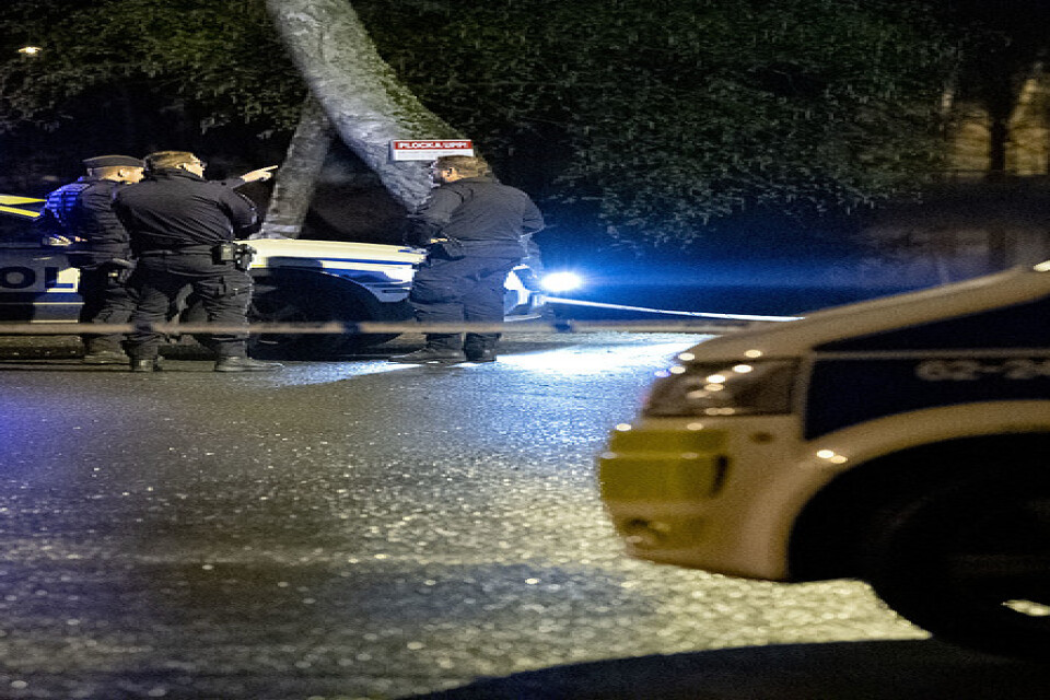 Polis och avspärrningar i Tyringe efter att en man i 20-årsåldern hittats skjuten i en bil.