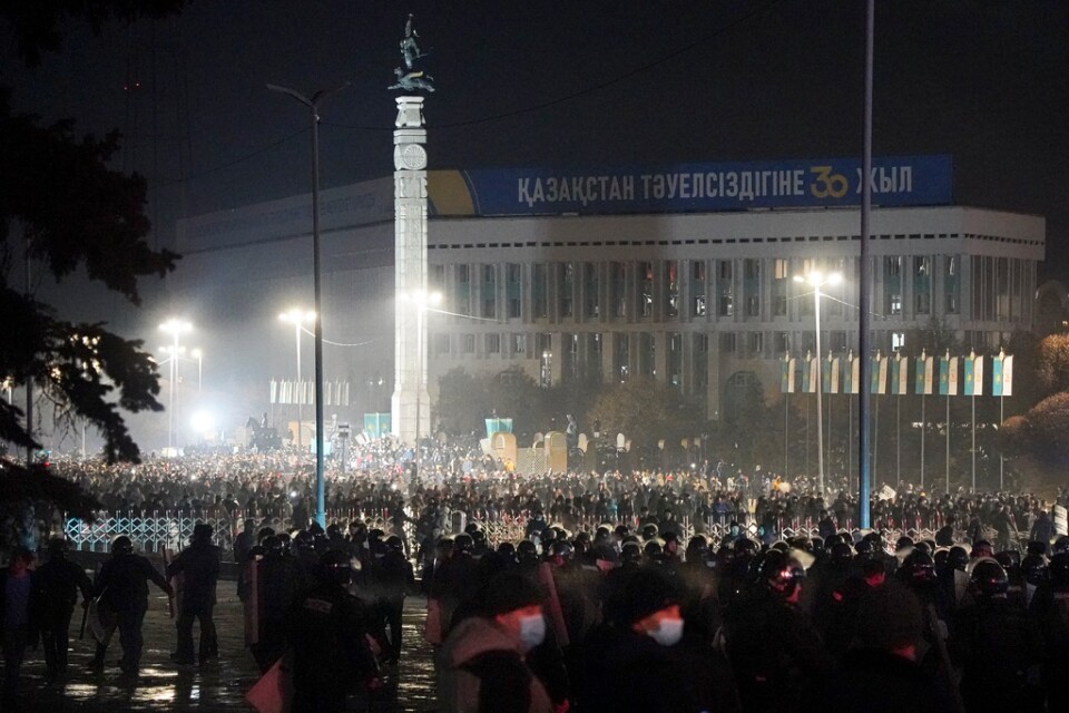 Kravallpolis blockerar demonstranter i centrala Almaty, som är Kazakstans största stad. Tusentals människor har protesterat på olika håll i oljelandet mot höga gaspriser.