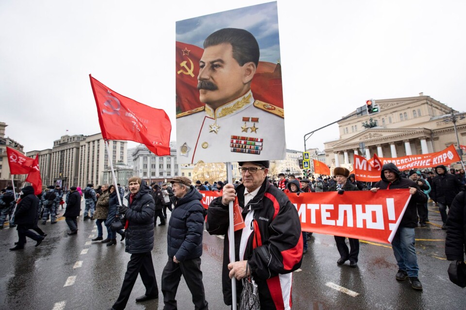 Josef Stalin lyfts fram av det ryska Kommunistpartiet under en demonstration i Moskva i slutet av februari månad.