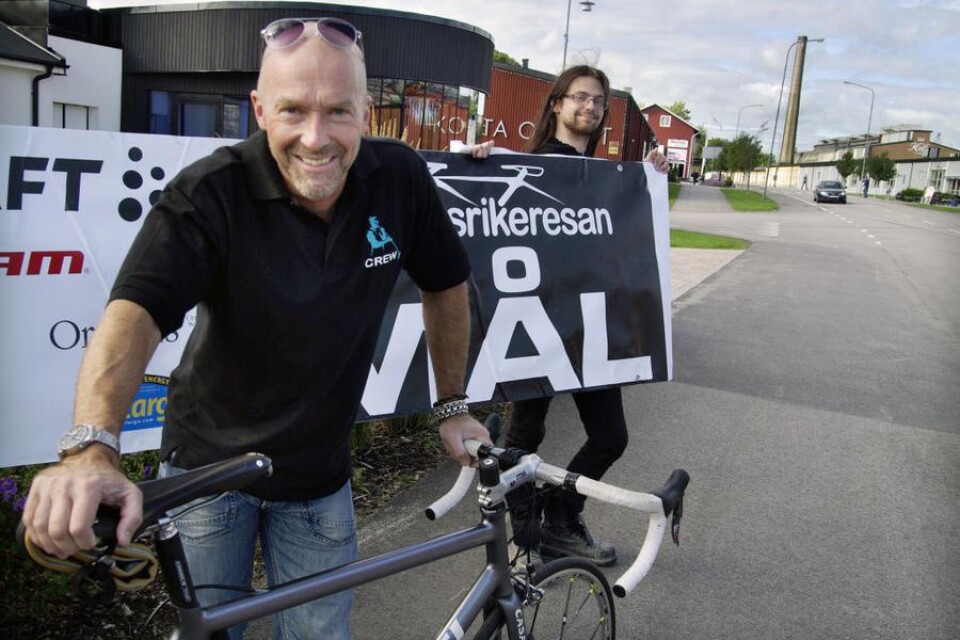 Arrangören Magnus Elgquist och hans assistent Michael Rasmusson vid platsen för start och mål vid cykelloppet Glasrikeresan nu på lördag.