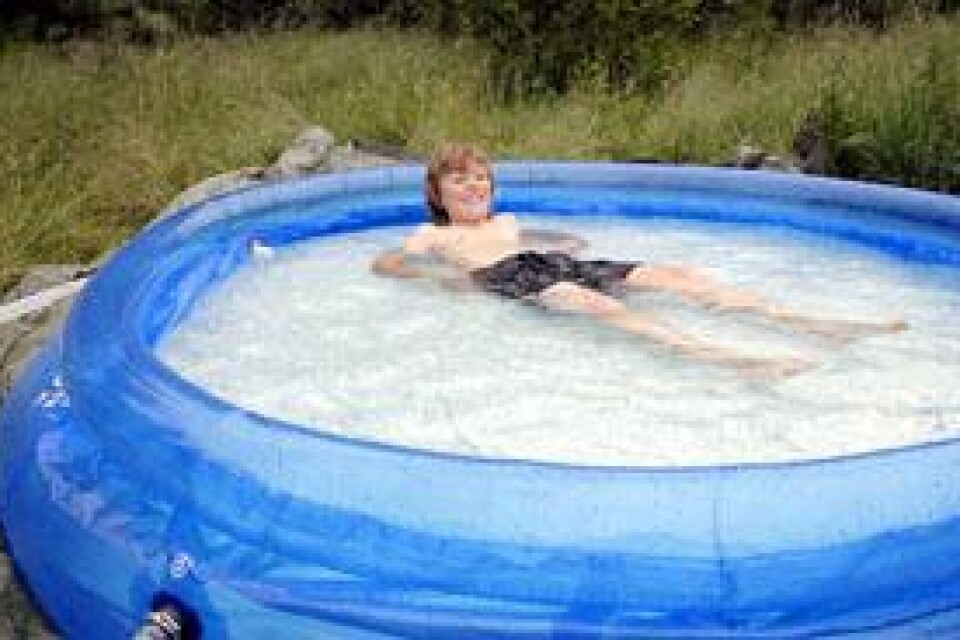 Det behöver inte vara en så stor pool för att Anton Karlsson ska få lite svalka. En utepool är sommarens innepryl, men den kräver mycket vatten.