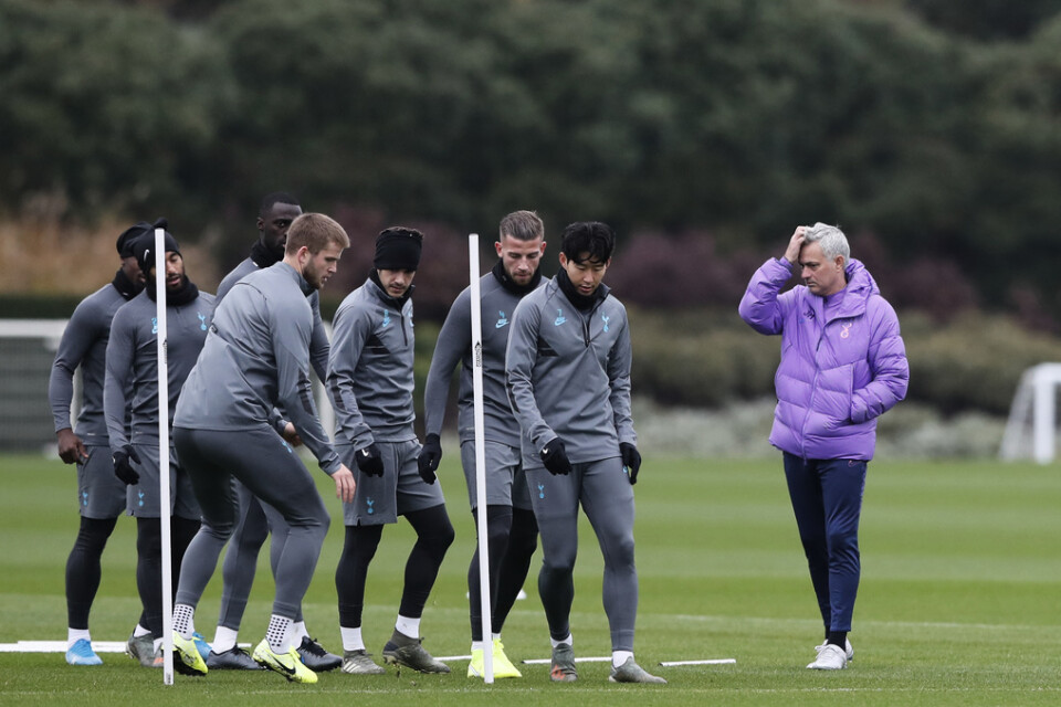 Tottenham och tränaren José Mourinho under en träning tidigare under säsongen. Nu får de en reprimand från klubbledningen för att de tränat tillsammans i en park.