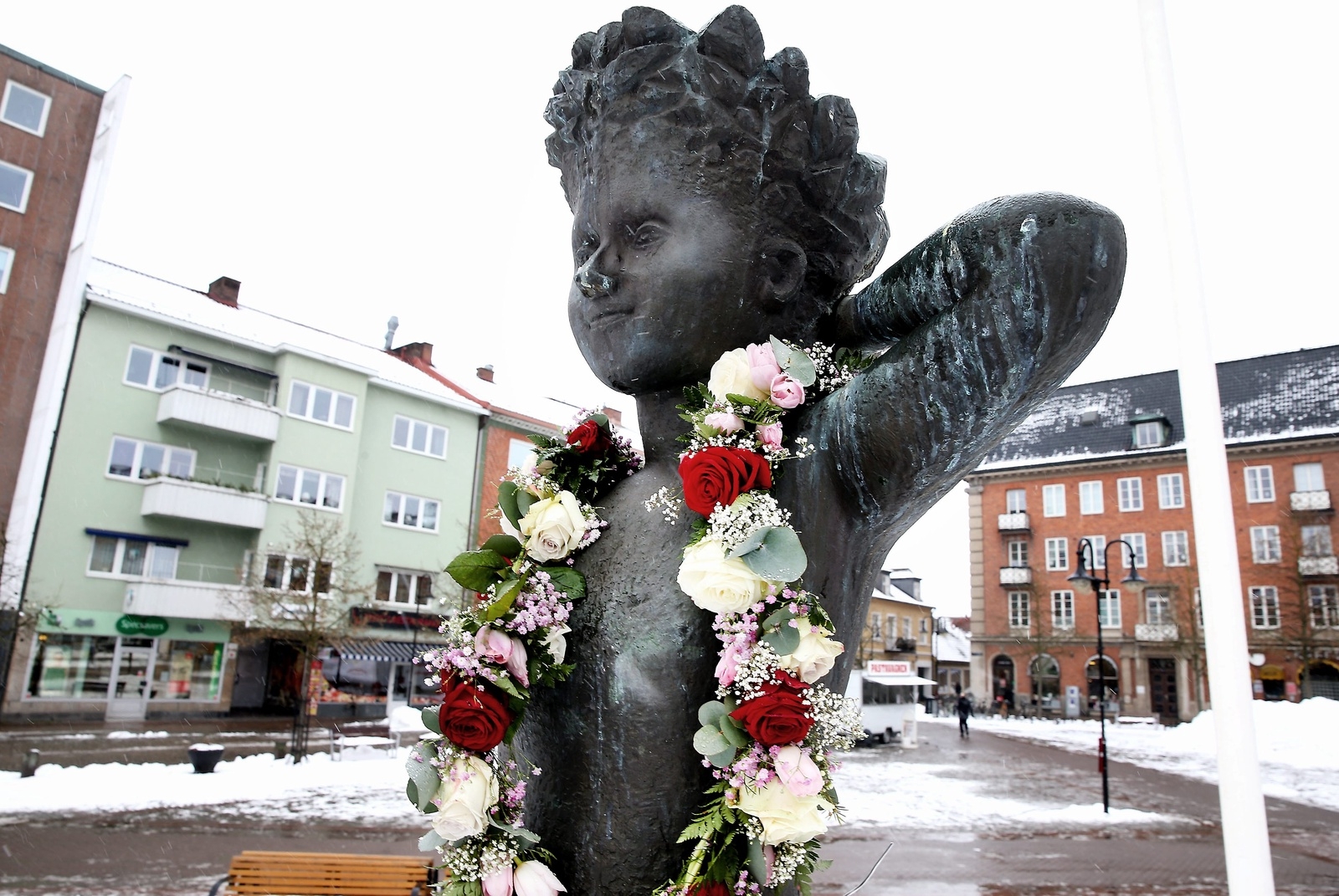 Statyn "Våren" i Hässleholm kläddes med blommor. FOTO: STEFAN SANDSTRÖM