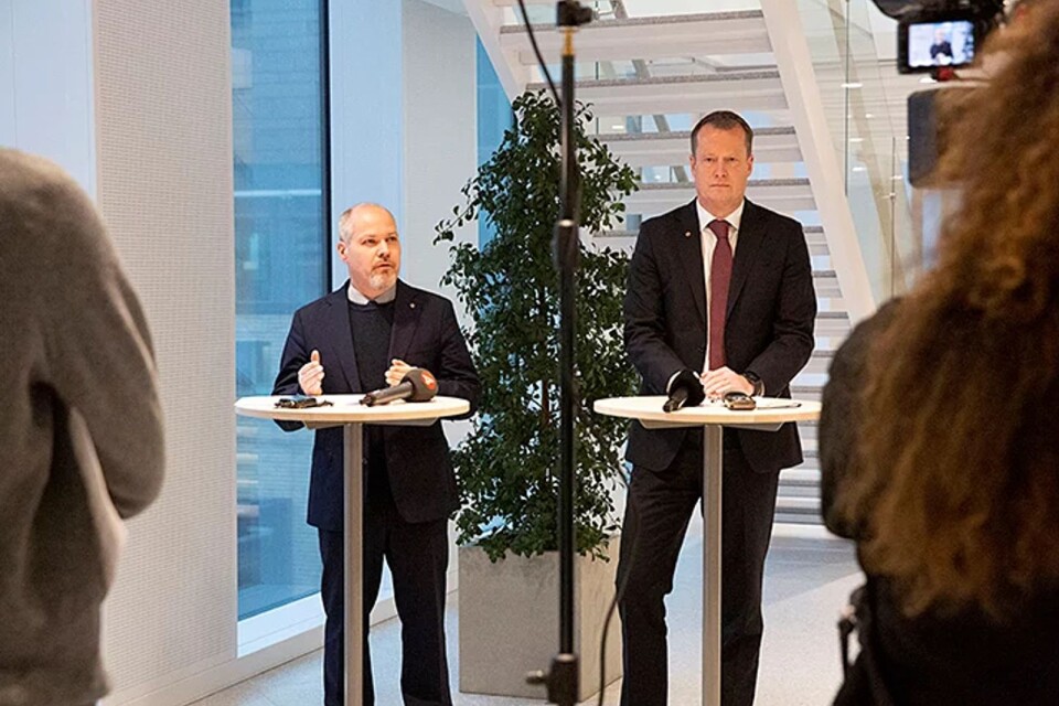 Morgan Johansson och Anders Ygeman presenterar biståndspolitik. Utan att biståndsminister Matilda Ernkrans är närvarande.