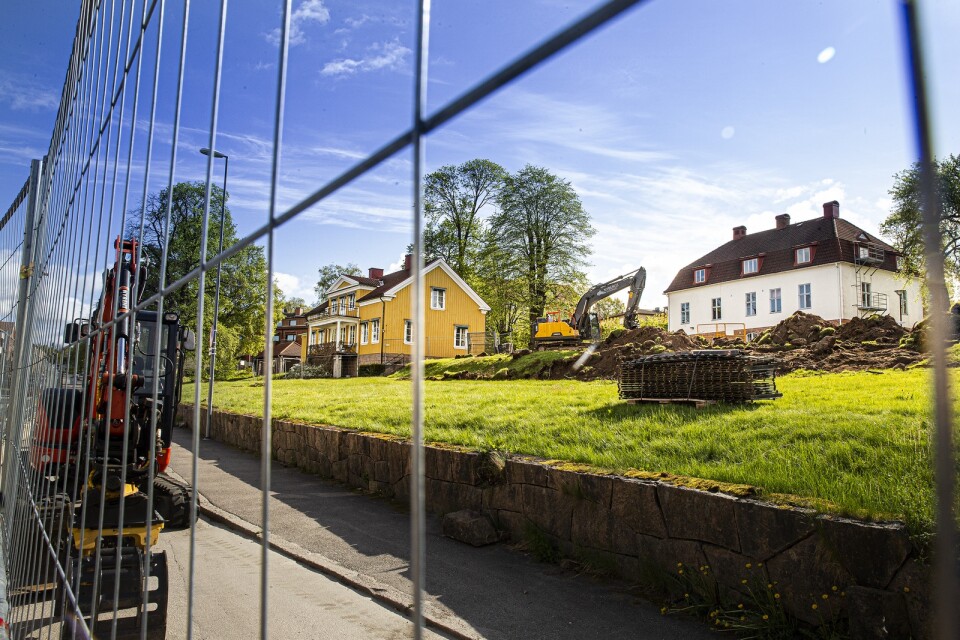 Markarbete pågår. Två stora hus ska in och två historiska hus får stå kvar i kvarteret Skansen i Ulricehamn. En märklig ”både och-lösning” som knappast gynnar helheten, skriver UT:s chefredaktör.