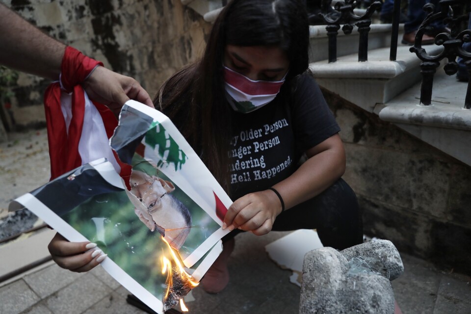Den libanesiske presidenten Michel Aouns porträtt bränns i anslutning till stormningen av utrikesdepartementet.