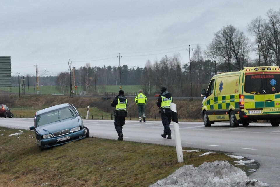 Riksväg 117 söder om Vankiva fick stängas av en dryg halvtimma efter olyckan.
Foto: Hans Bryngelson