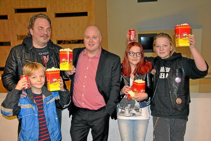 Trebarnspappan Dennis Björkgren från Sörby gick på bio i Hässleholm med barnen Casper