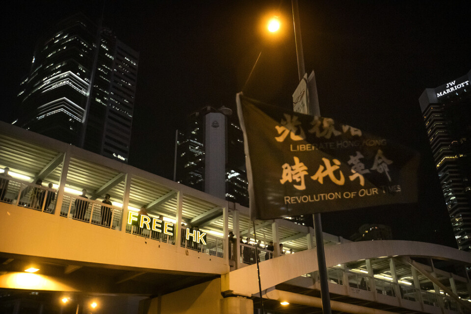 Prodemokratiska demonstranter utanför den lagstiftande församlingens byggnad i Hongkong. Bilden är från december 2019. Arkivbild.