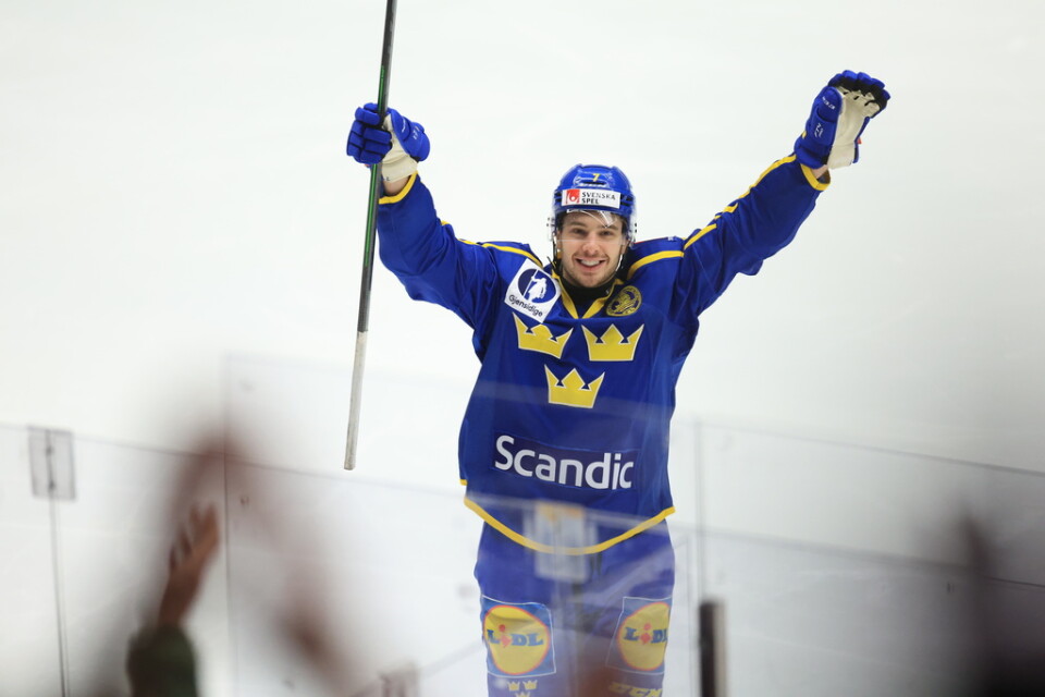 Sveriges Hardy Häman Aktell jublar efter sitt 2–0-mål mot Finland – Växjöbackens första fullträff i Tre Kronor-tröjan.
