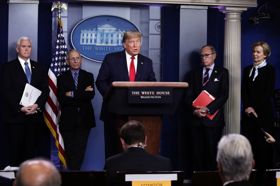 USA:s president Donald Trump med sina rådgivare vid sin dagliga presskonferens om virusläget i landet.