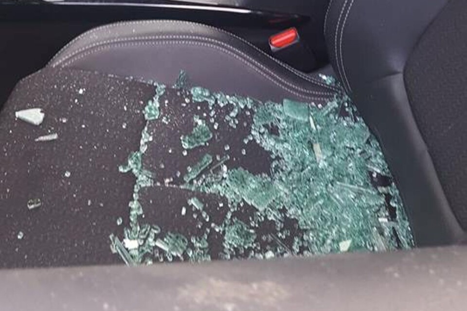 Krossat glas i en av de bilar som vandaliserades i Skivarp.