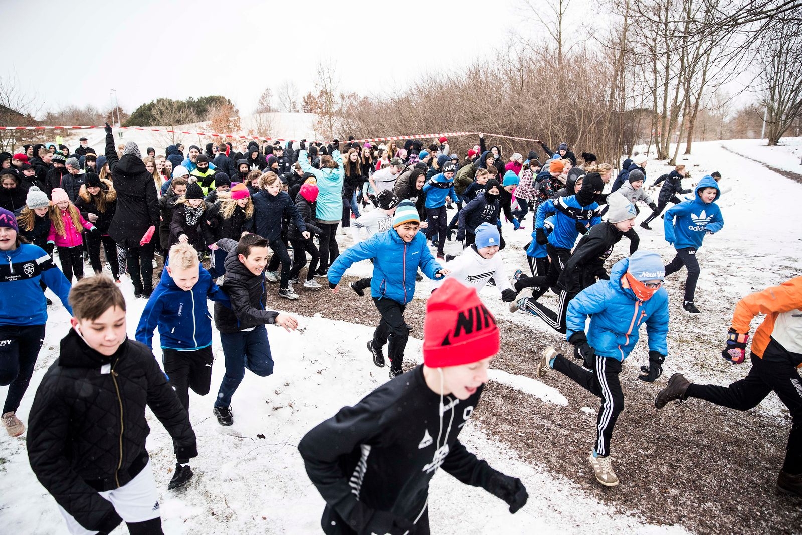 De äldre eleverna på Färsingaskolan genomför Vasalöpet där eleverna ska springa eller gå minst tre kilometer. Lärarna har precis lyft på startbandet