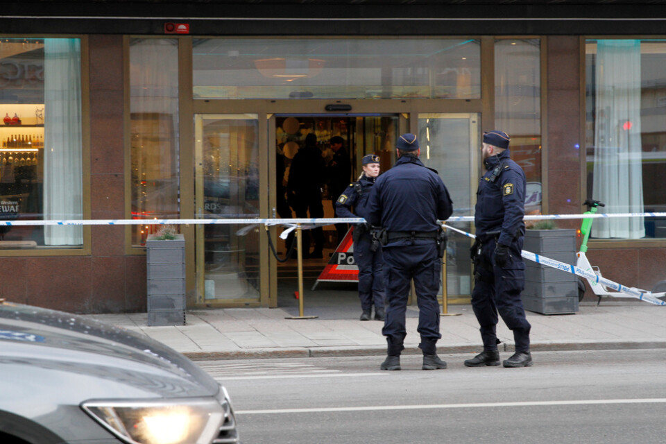 Polis på plats vid hotellet vid Fridhemsplan i Stockholm, där en man sköts till döds i december förra året. Arkivbild.