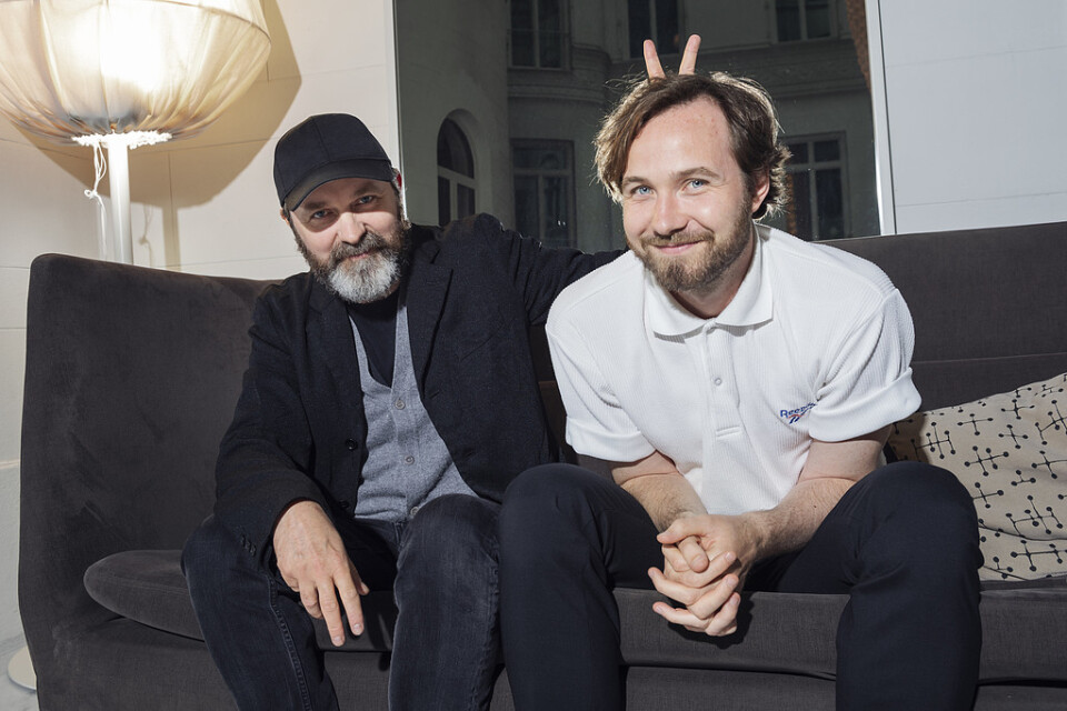 Regissören och manusförfattaren Lukas Moodysson tillsammans med skådespelaren Vilhelm Blomgren, som spelar huvudrollen i Moodyssons tv-serie "Gösta" som har premiär den 1 juli.