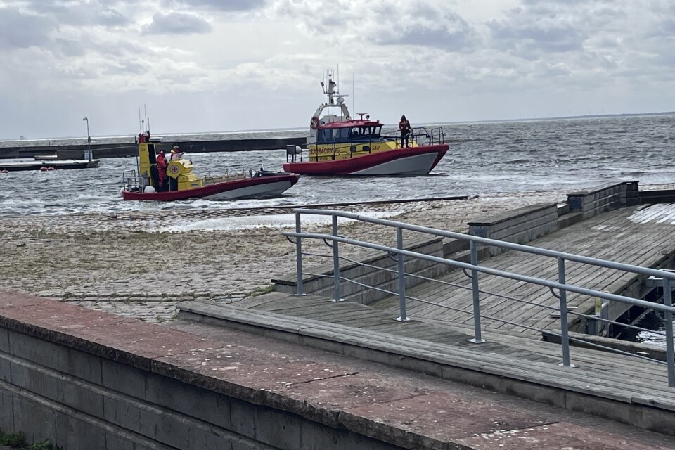 Både räddningstjänst och Sjöräddningssällskapet befinner sig i Norra hamnen i Färjestaden.