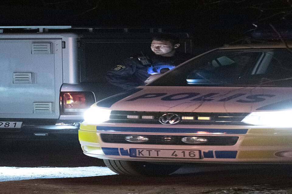 Polisens kriminaltekniker arbetar i ett skogsparti utanför Karlskrona natten till lördagen.