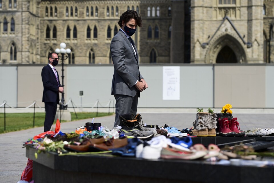 Kanadas premiärminister Justin Trudeau tidigare i veckan vid en minnesplats som bildats i Ottawa efter att kvarlevorna efter 215 barn hittats på en skolas marker.