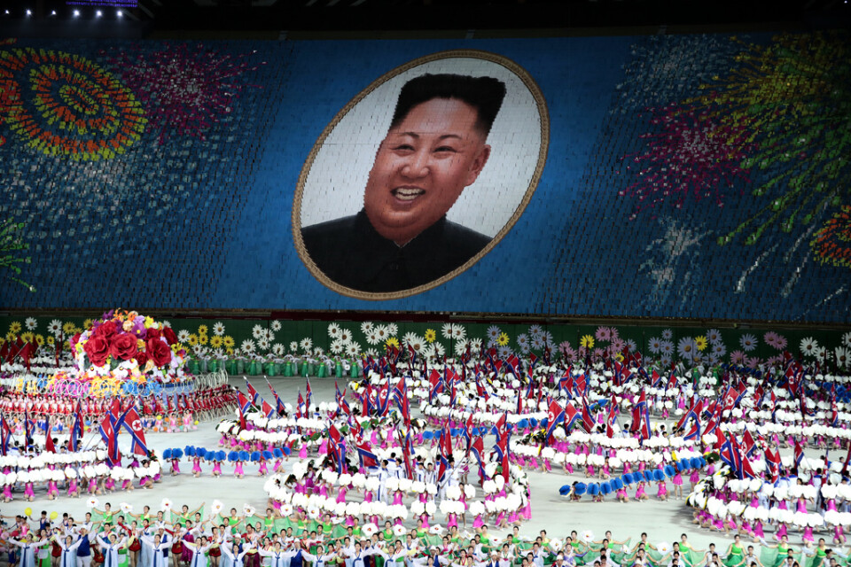 Deltagare i de så kallade masspelen i Pyongyang 2019 skapar en bild av Nordkoreas ledare Kim Jong-Un med hjälp av färgade plakat.