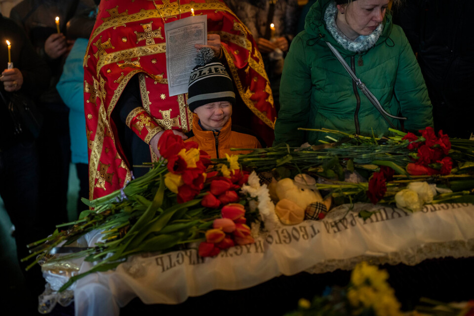 Sexårige Mychajlo Sjulha på sin elvaåriga systers begravning på söndagen.