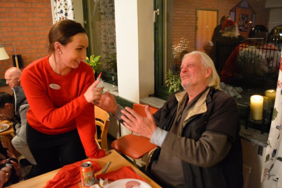 Hih:s volontär Martina Persson och Tomas Johnsson var glada att se varandra när det ställdes till med julfest för hemlösa i församlingshuset på måndagskvällen.