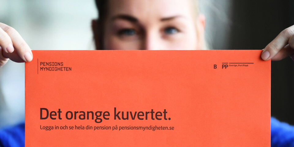 Ett orange kuvert från pensionsmyndigheten. Arkivbild.