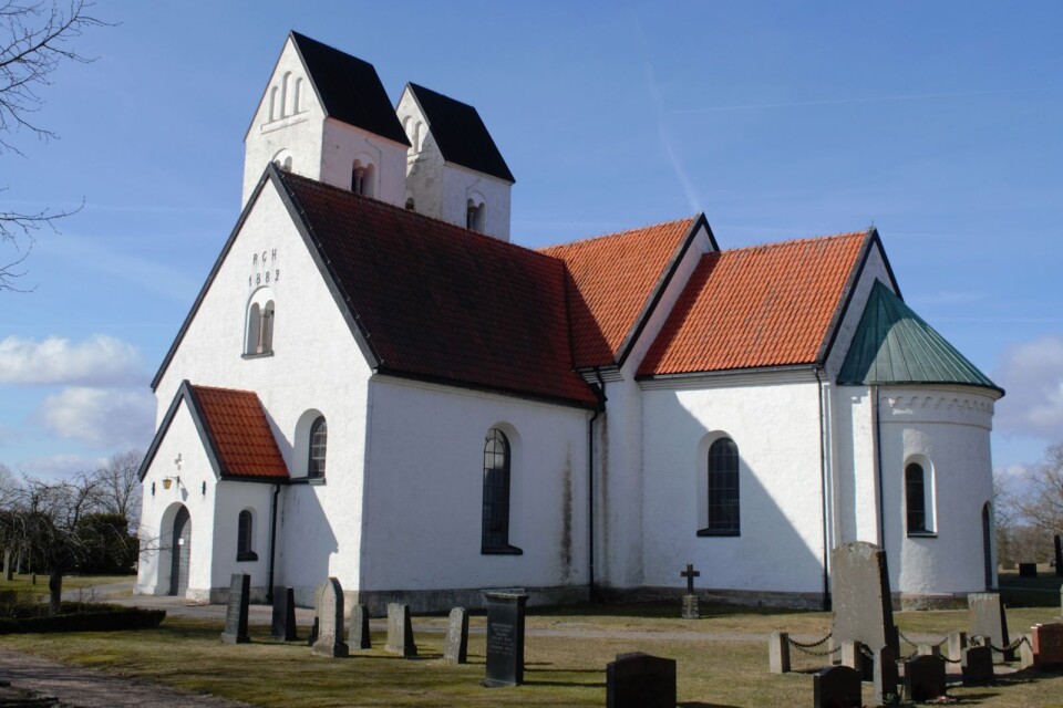 Enligt legenden fick Färlövs kyrka två torn eftersom riddarens hustru fick tvillingar.