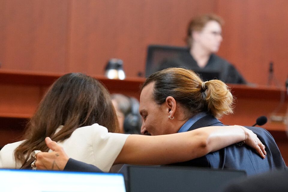 Johnny Depp och hans advokat Camille Vasquez, som själv blivit ett känt namn under de sex veckor som rättegången ägde rum i Fairfax, Virginia. Arkivbild.