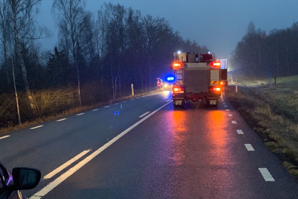 Väg 27 stängdes av under tisdagsmorgonen efter att en bil krockat med ett vildsvin i Tingsryds kommun.