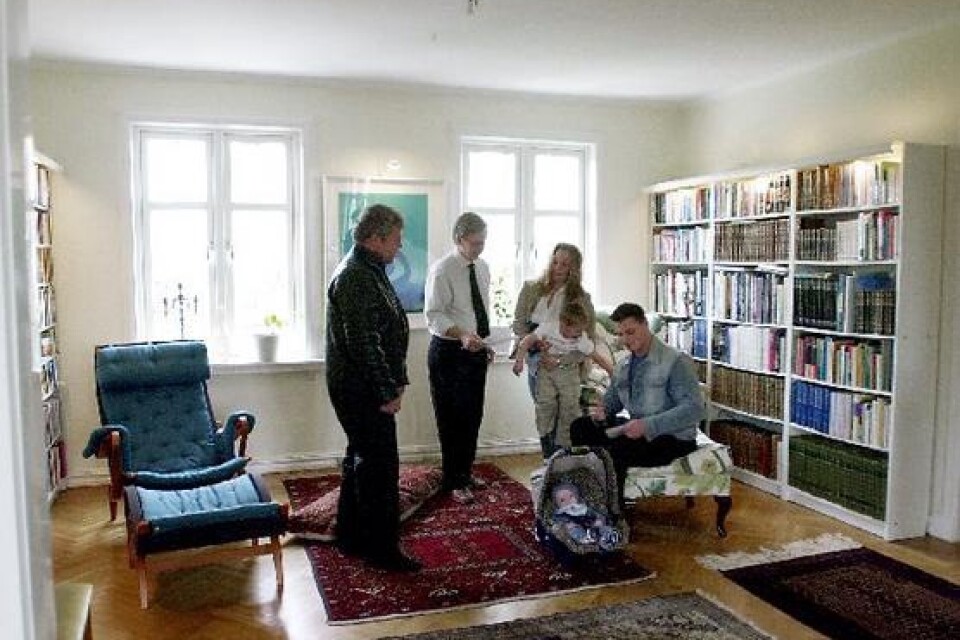 Annika Fredriksson och Joakim Liljekvist diskuterade med Göran Carlson och tog sig en ordentlig titt på läshörnan på bottenvåningen med barnen Oliver och August och Annikas pappa Tomas Fredriksson.