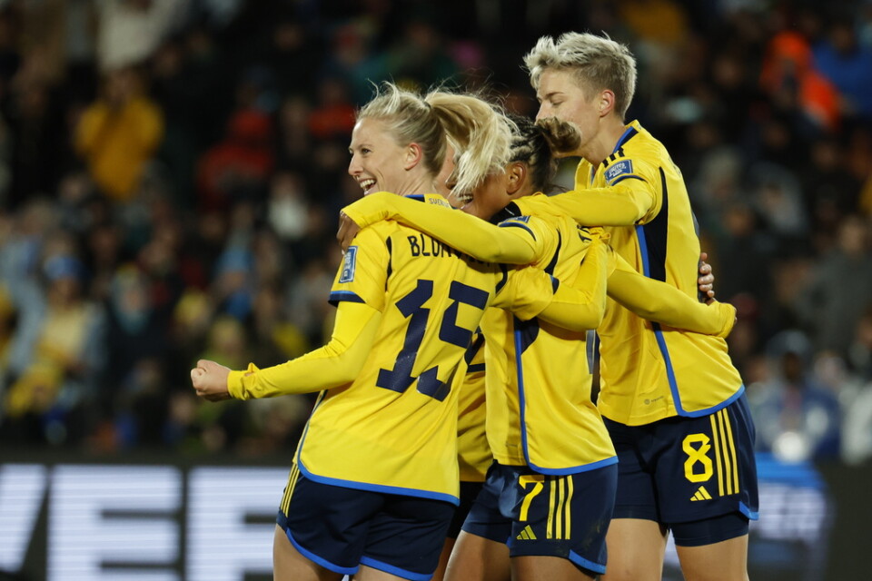 Rebecka Blomqvist, till vänster, firar sitt 1–0-mål mot Argentina.