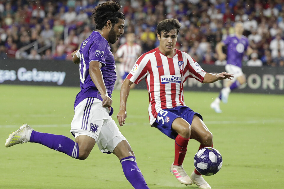 Carlos Vela från Los Angeles FC mot Atlético Madrids försvarare Manu Sánchez i onsdagens match i Orlando.