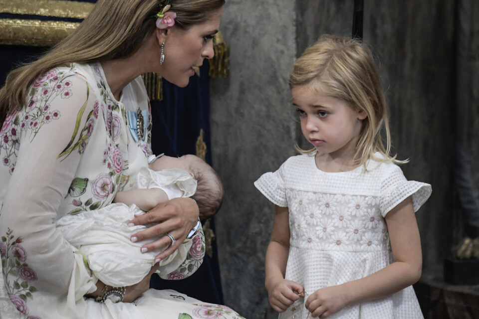 Prinsessan Madeleine med prinsessan Adrienne och storasyster Leonore i Drottningholms slottskyrka på Adriennes dop förra sommaren. Arkivbild.
