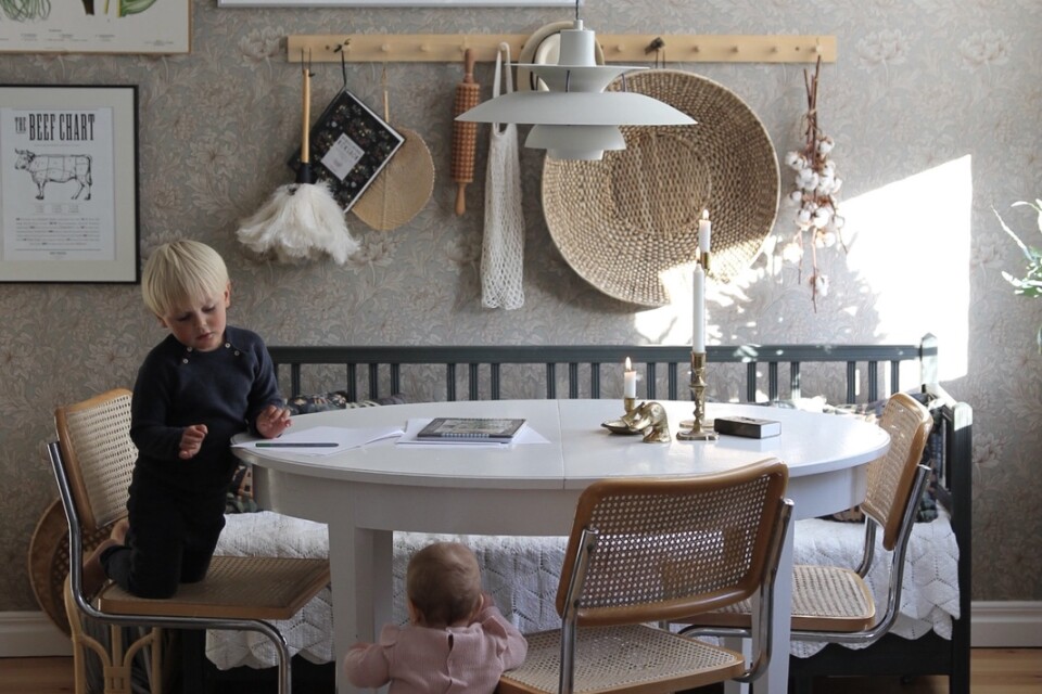 Hemma hos Anna Lång är köket den naturliga samlingsplatsen. Barnen August och Elise leker tillsammans. Överkastet på sittdynan är arvegods.