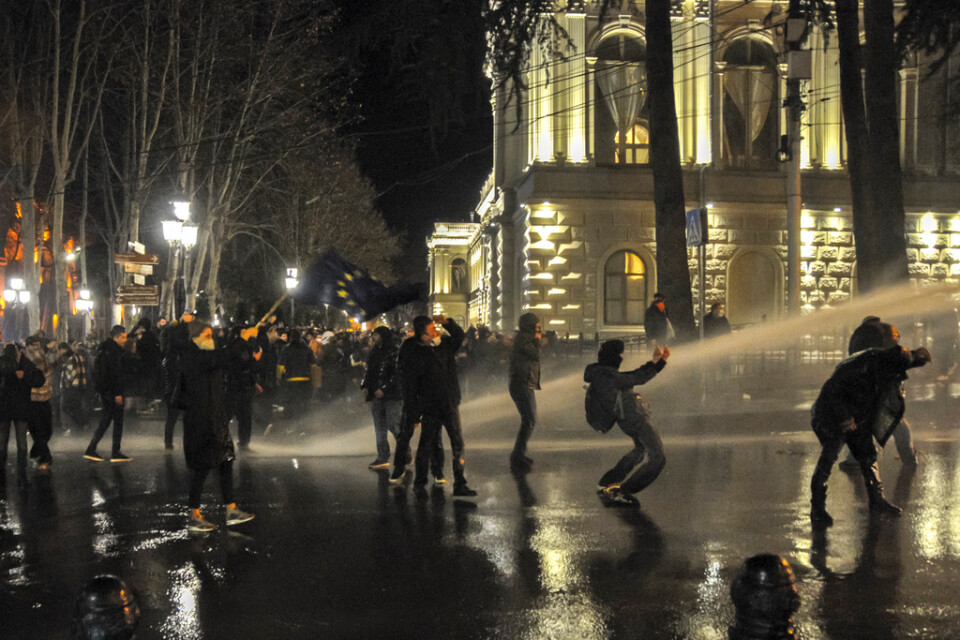 Polis använder tårgas och vattenkanoner för att stoppa demonstranter utanför parlamentet i Tbilisi.