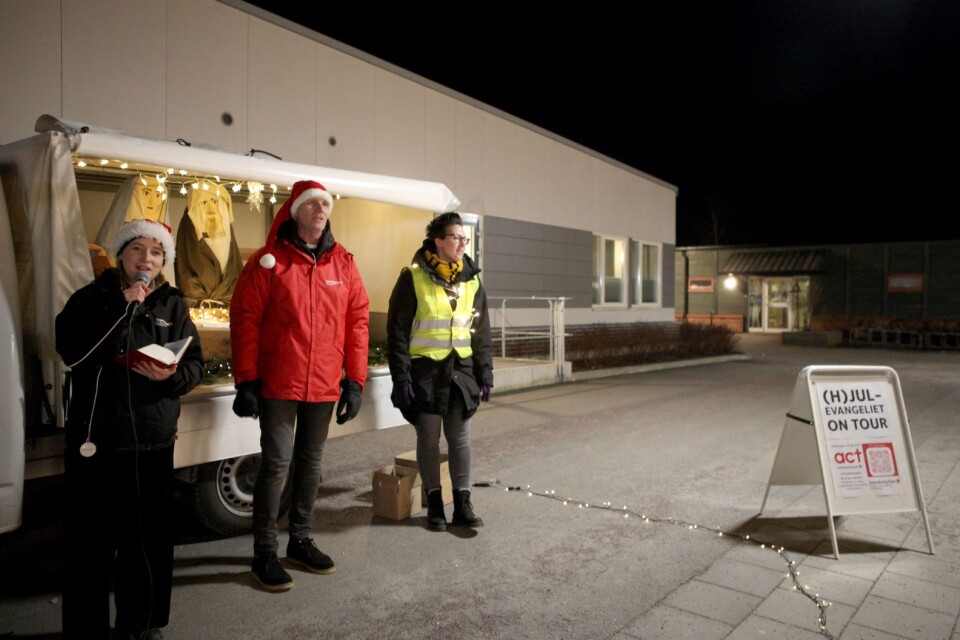 Penny Sjögren, Anders Johansson och Maria Hall från Förlösa-Kläckeberga församling gjorde i tisdags åtta olika stopp där de sjöng på julsånger.