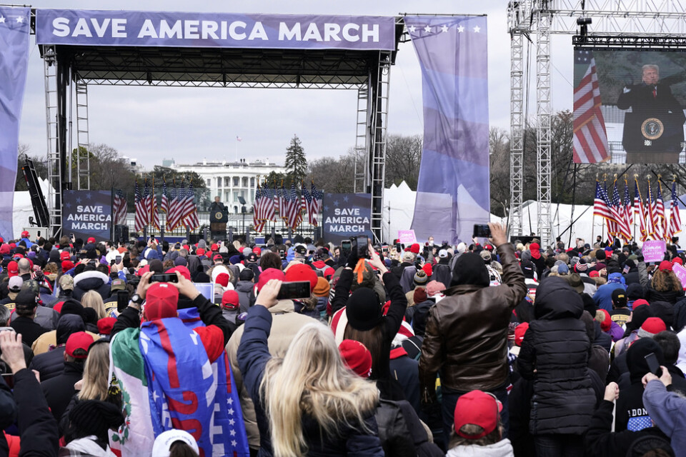 USA:s president Donald Trump under ett framträdande i onsdags, före våldsamheterna vid Kapitolium (i bakgrunden) i Washington DC.