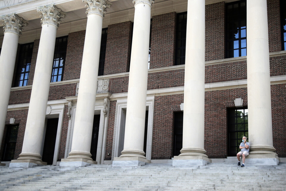 Bilden är tagen utanför ett bibliotek på Harvardcampuset i Cambridge i Massachusetts i USA. Arkivbild.