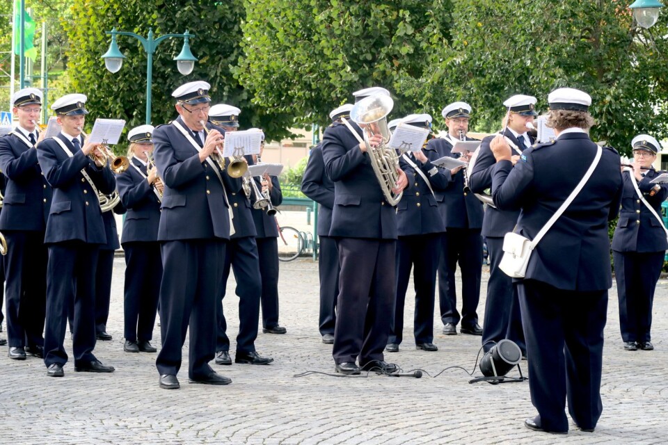 Karlshamns musikkår lockade gott om folk till torget i Ronneby.
